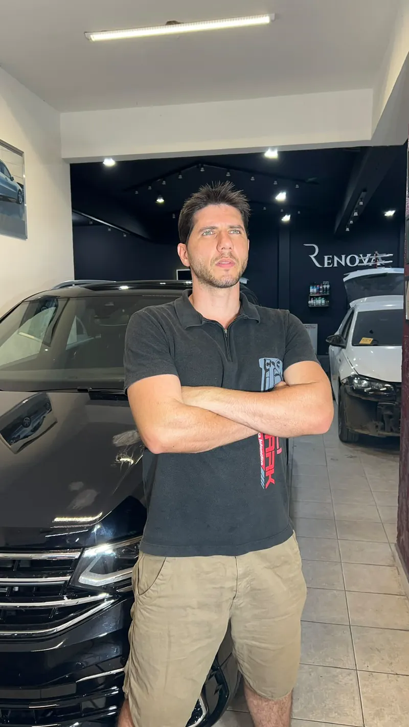 Profissional da Poli Shark em sua oficina de estética automotiva