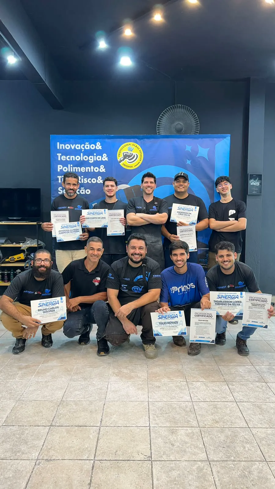 Turma de formação da Poli Shark com certificados