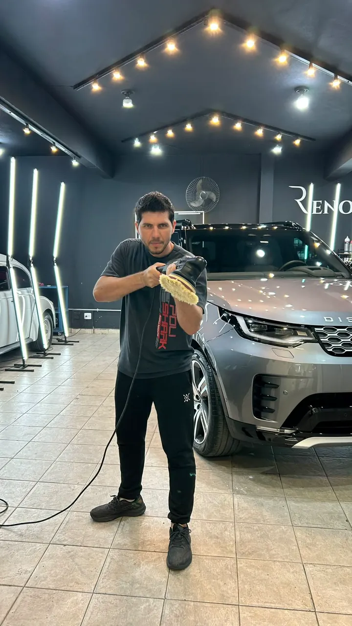 Finalização do tratamento automotivo na oficina Poli Shark