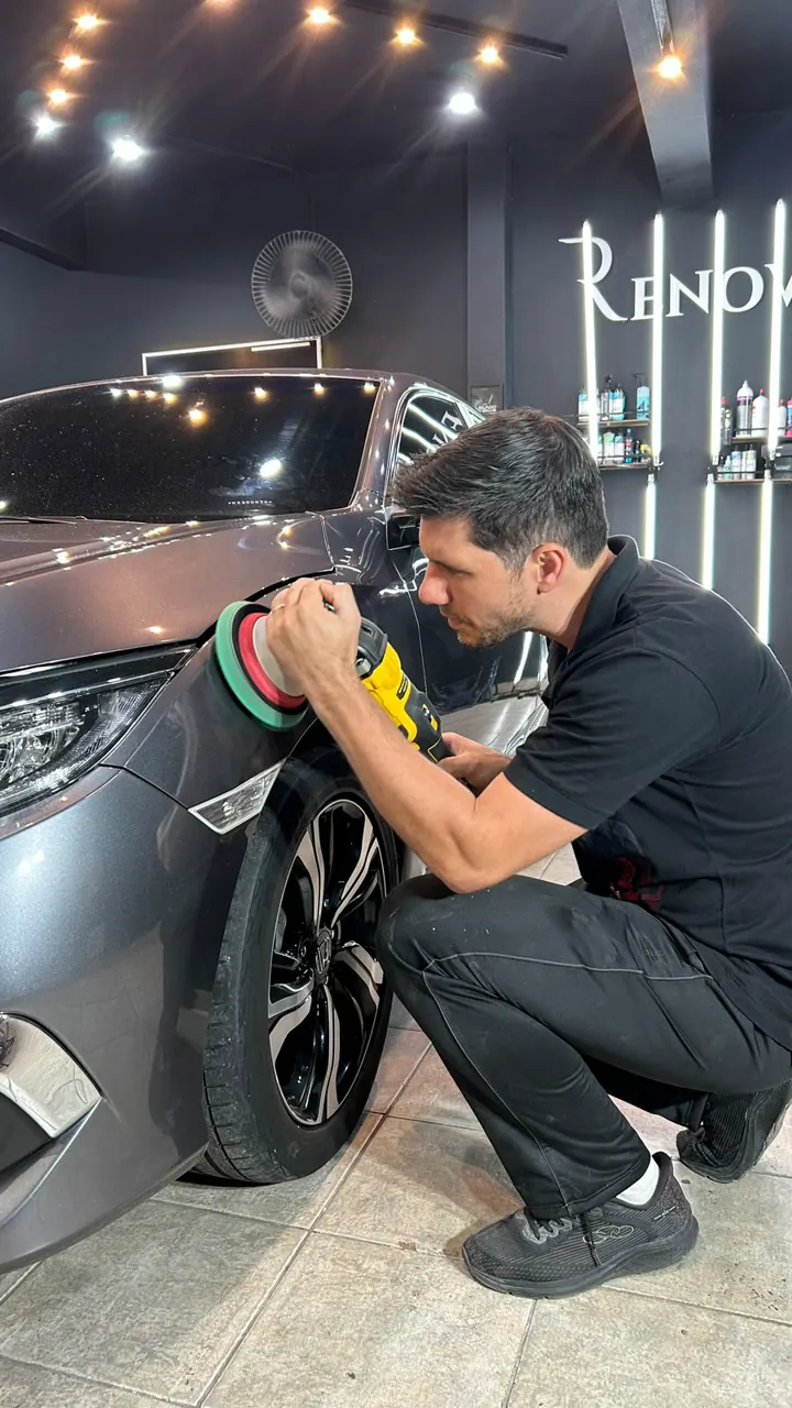 Profissional da Poli Shark realizando polimento técnico em um veículo